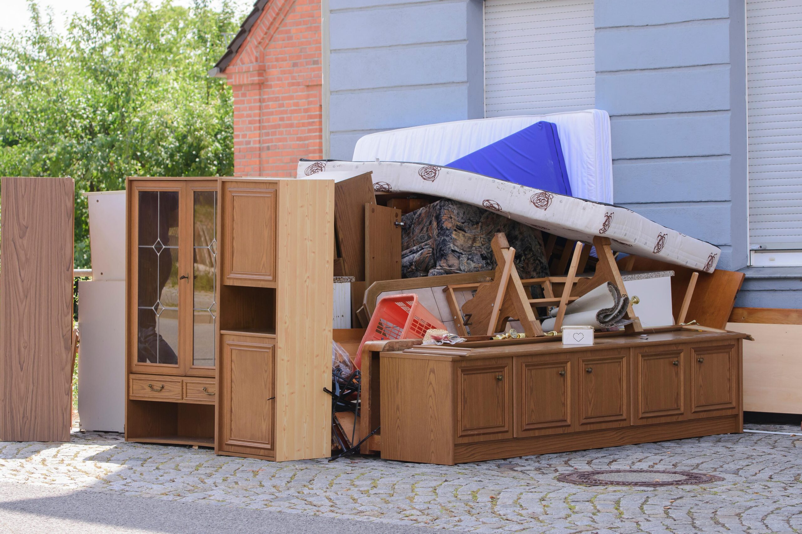 Räumung eines Einfamilienhauses in Wassenberg-Ophoven mit Abtransport von Altmöbeln und Inventar.